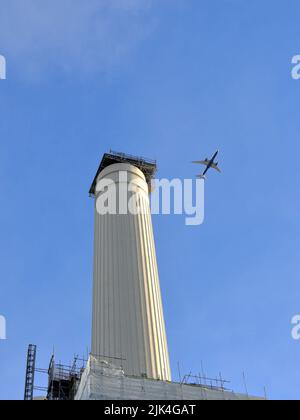 Schornstein`s Battersea Power Kraftwerks, eines der größten Backsteingebäude der Welt und eines der größten Regenerationungsprojekte in Europa Stockfoto